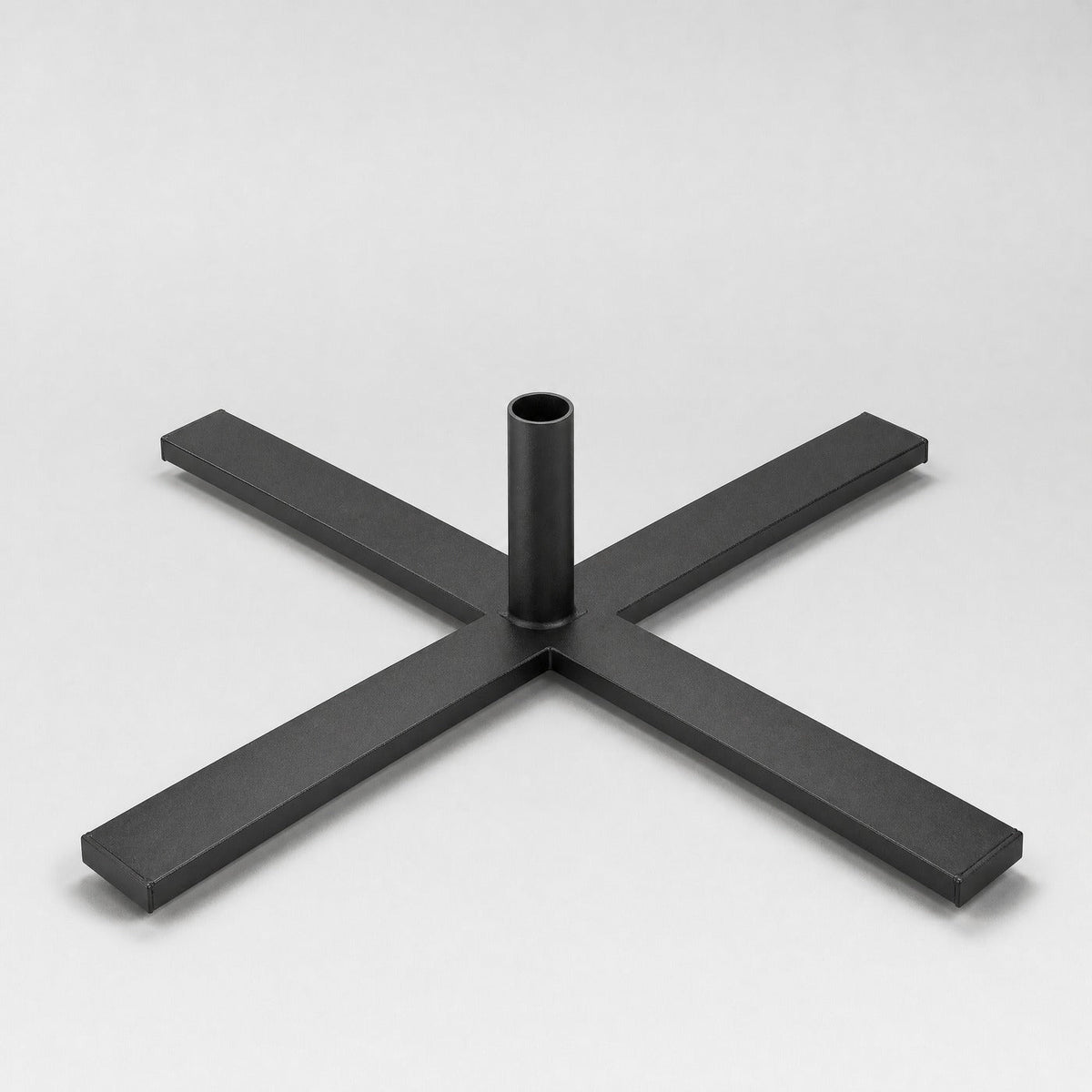 Base en croix en acier noir pour un mât de beachflag