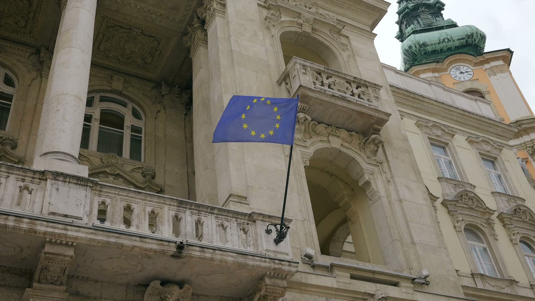 Drapeaux de façade personnalisés sur différentes façades de bâtiments