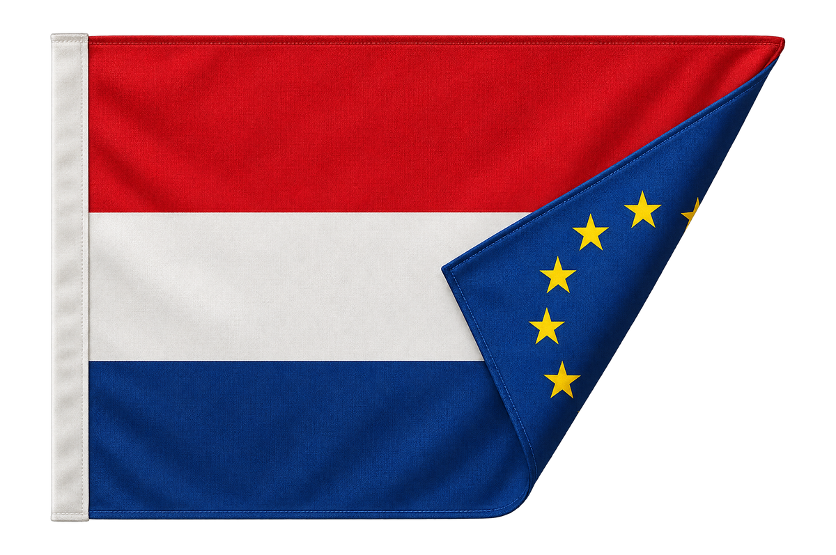 Drapeau double face avec le drapeau néerlandais au recto et le drapeau européen au verso, coin replié : deux impressions distinctes, lisibles des deux côtés