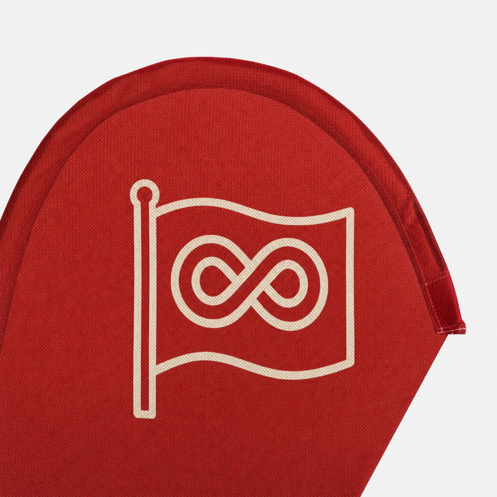Gros plan sur le haut arrondi du beach flag Drop, avec le logo net sur du polyester tissé