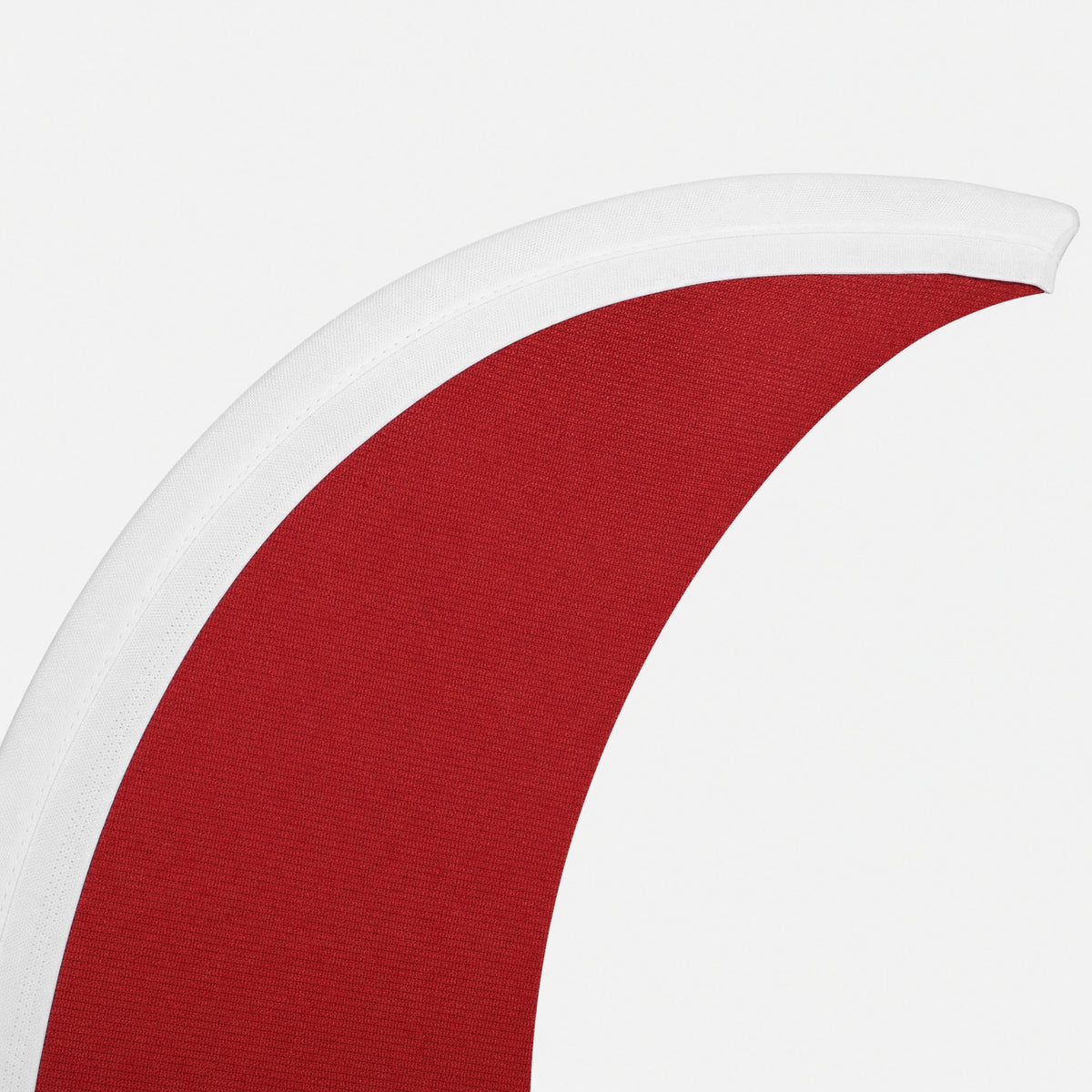 Gros plan sur le bord supérieur incurvé du beach flag Wave, avec un liseré blanc le long de la toile tissée