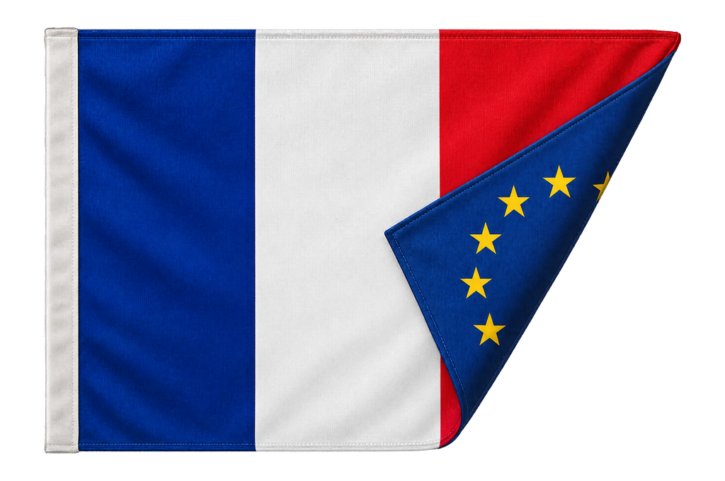 Drapeau double face avec le drapeau français au recto et le drapeau européen au verso, coin replié : deux impressions distinctes, lisibles des deux côtés