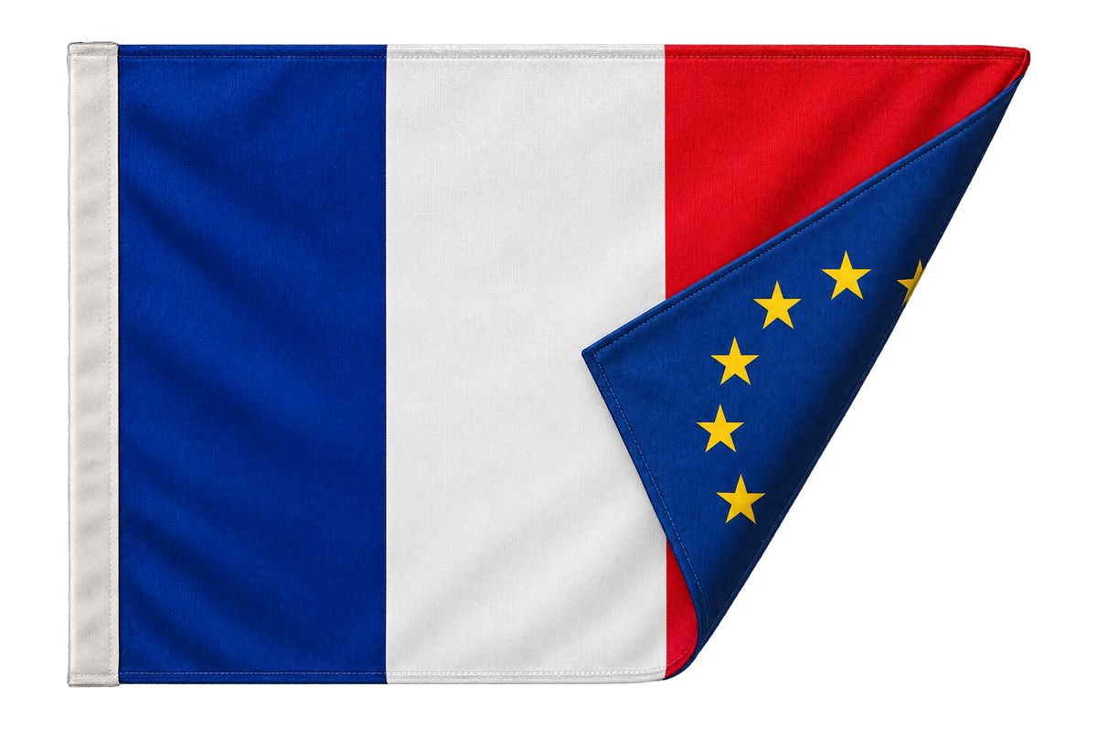 Drapeau double face avec le drapeau français au recto et le drapeau européen au verso, coin replié : deux impressions distinctes, lisibles des deux côtés