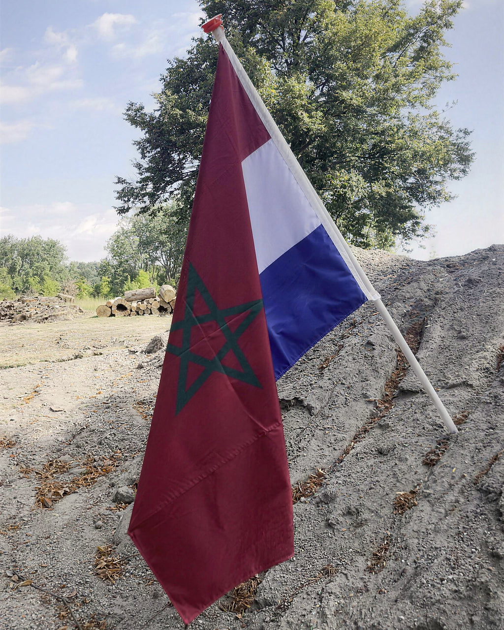 Un seul drapeau recto-verso sur un mât : le drapeau marocain au recto, le tricolore néerlandais au verso — deux impressions différentes, sans transparence