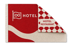 Drapeau recto-verso avec un coin replié : le recto est rouge avec un logo et une vague, et sous le pli apparaît une impression totalement différente — un motif à losanges rouge et crème portant HOTEL RESTAURANT. Chaque face est imprimée séparément et se lit normalement des deux côtés, sans effet miroir