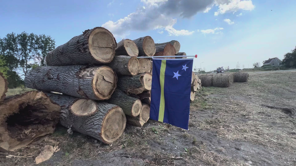 Drapeau recto-verso avec votre propre design flottant au vent, les deux faces visibles — une impression différente de chaque côté, lisible dans le bon sens des deux côtés